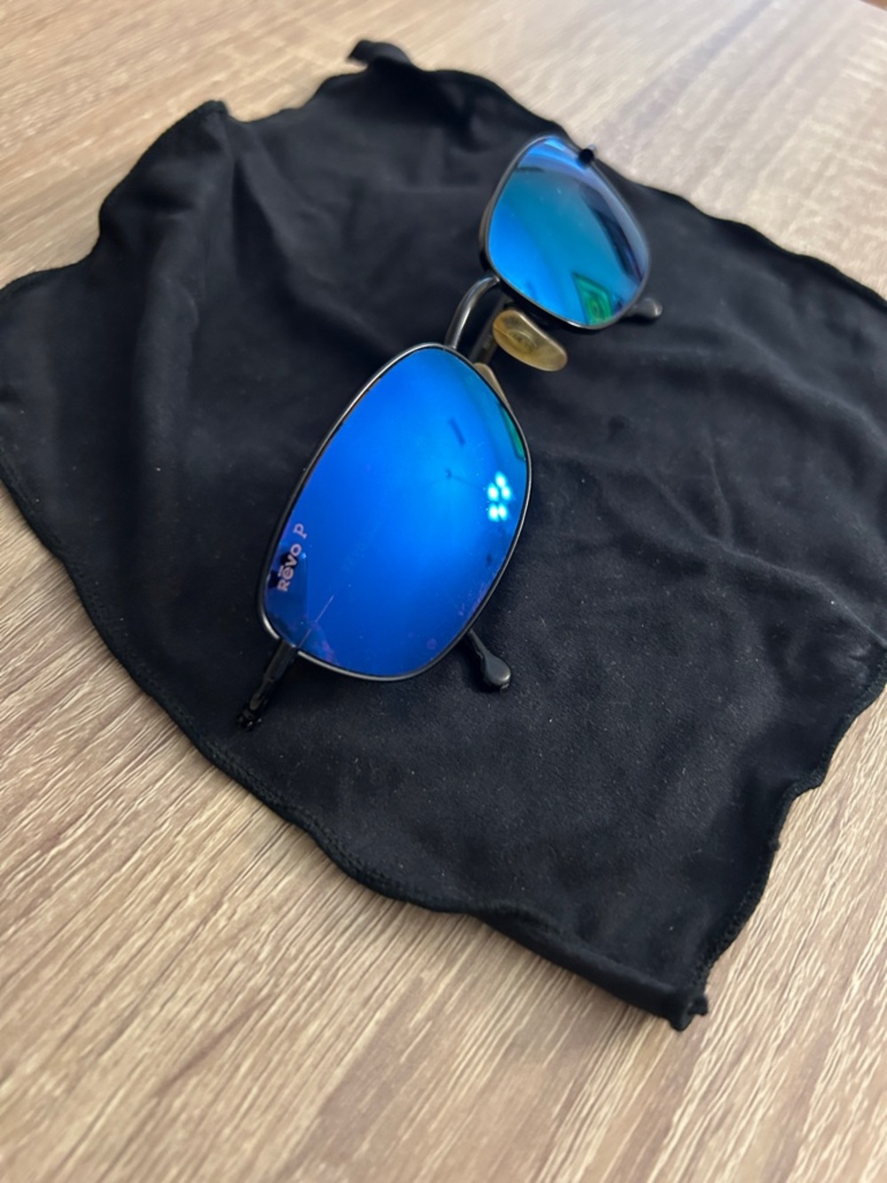 Revo Black Rim Sunglasses with polarized blue reflective Lenses
No scratches - Picture 3 of 4